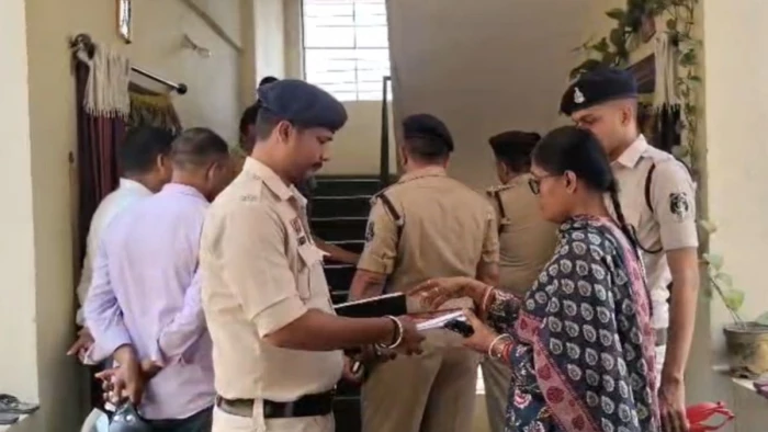 छत्तीसगढ़ में सनसनी: STF कांस्टेबल के घर में घुसकर पत्नी-बेटे की निर्मम हत्या, दो बेटियां जिंदगी-मौत के बीच