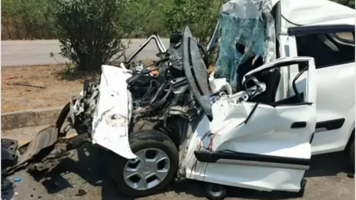 हाईवे पर भीषण हादसा: तेज रफ्तार कार और हाइवा की टक्कर में मां-बेटे समेत तीन की मौत