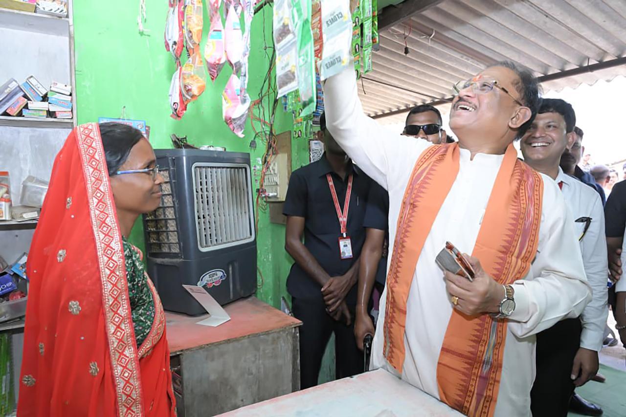 सुशासन तिहार: मुख्यमंत्री साय पहुंचे 'लखपति दीदी' की किराना दुकान, खुद पैसे चुकाकर खरीदा सामान; आत्मनिर्भरता की कहानी ने जीता दिल