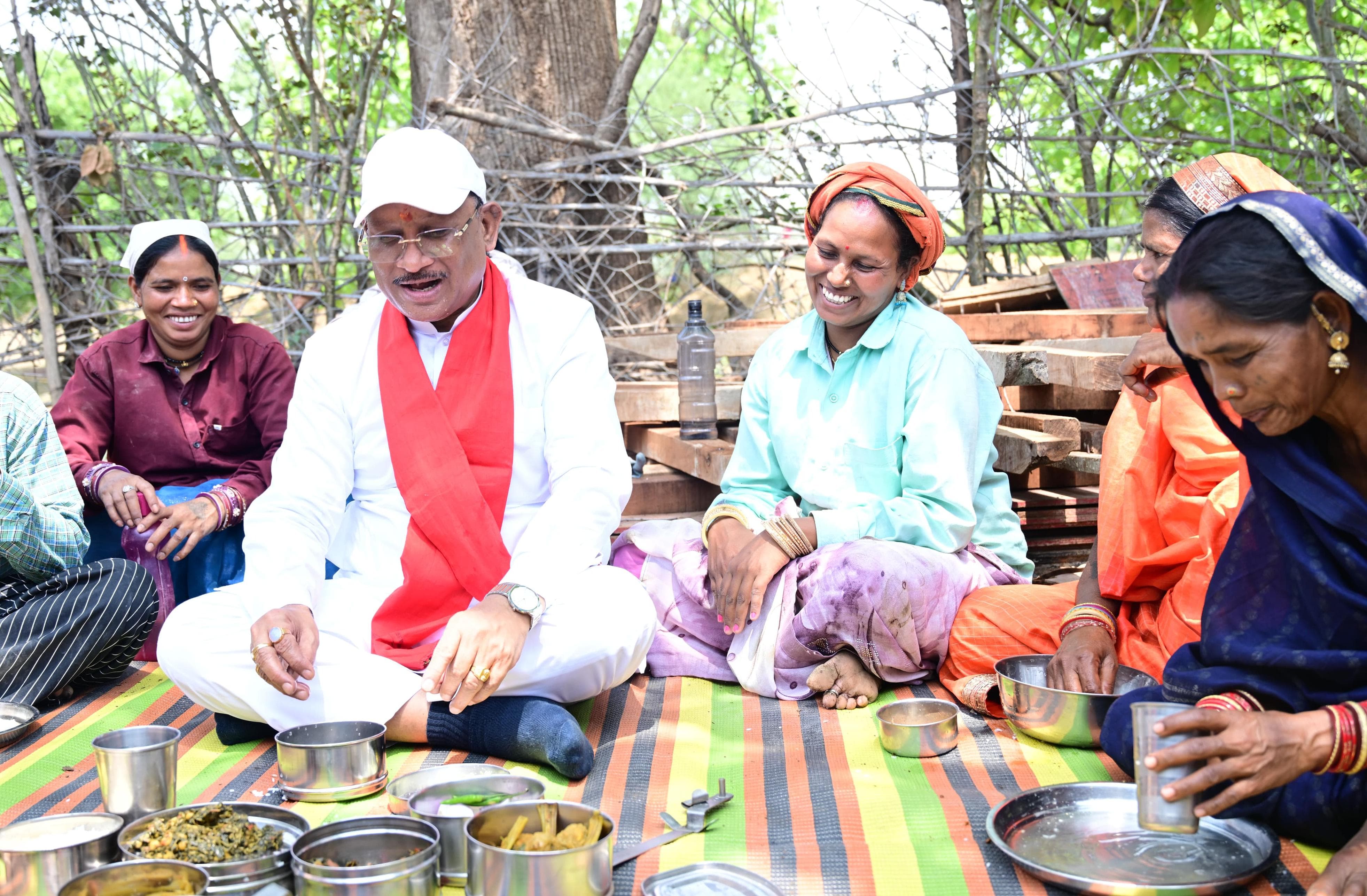 'जमीन पर भोजन, जमीन पर फैसला': श्रमिकों संग जमीन पर बैठ CM साय ने खाया बोरे बासी, पेयजल समस्या पर तत्काल दिए निर्देश