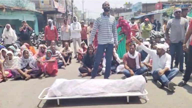ड्यूटी के दौरान महिला गार्ड की मौत पर भड़का गुस्सा, मुआवजे की मांग को लेकर सड़क पर शव रखकर परिजनों का चक्काजाम