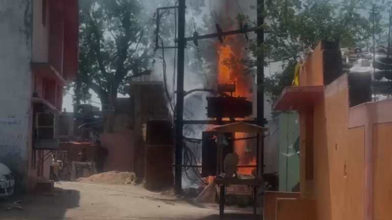 ट्रांसफार्मर धूं-धूं कर जला: रिहायशी इलाके में भीषण आग से मची अफरा-तफरी, जान बचाने घर छोड़कर भागे लोग