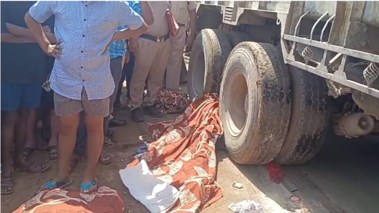 खौफनाक मंजर: तेज रफ्तार ट्रक ने बाइक सवार परिवार को कुचला; पति-पत्नी की मौके पर मौत, 4 साल का मासूम अस्पताल में जिंदगी की जंग लड़ रहा