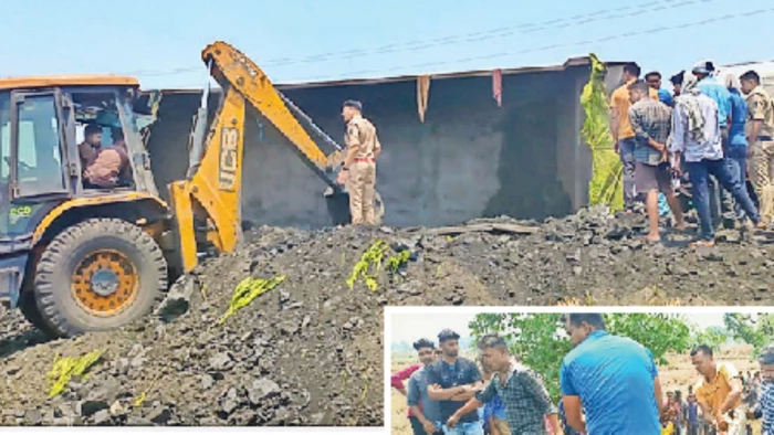 भीषण हादसा: कोयले से लदा ट्रेलर बाइक पर पलटा, मलबे में दबने से भाई-...