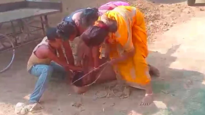 इंसानियत शर्मसार: जमीन विवाद में ग्रामीण को रस्सी से बांधकर बेरहमी ...