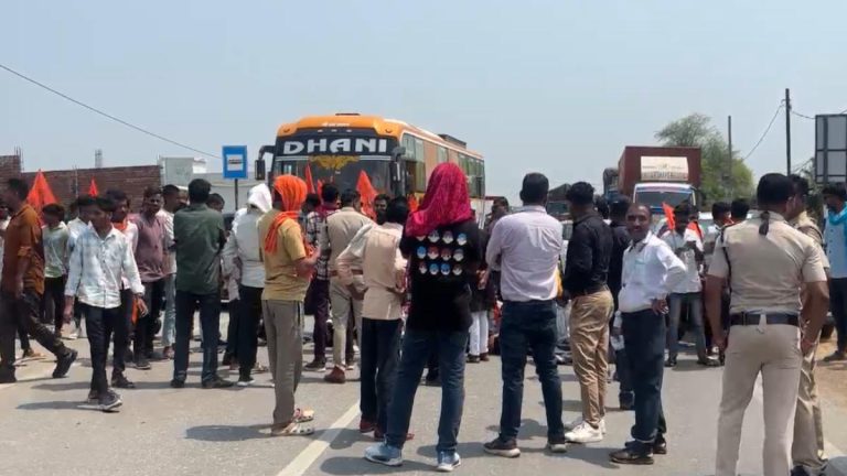 शराब भट्ठी के खिलाफ उग्र प्रदर्शन: छात्रों ने NH-30 पर लगाया चक्काजाम, डिप्टी सीएम अरुण साव का काफिला भी फंसा