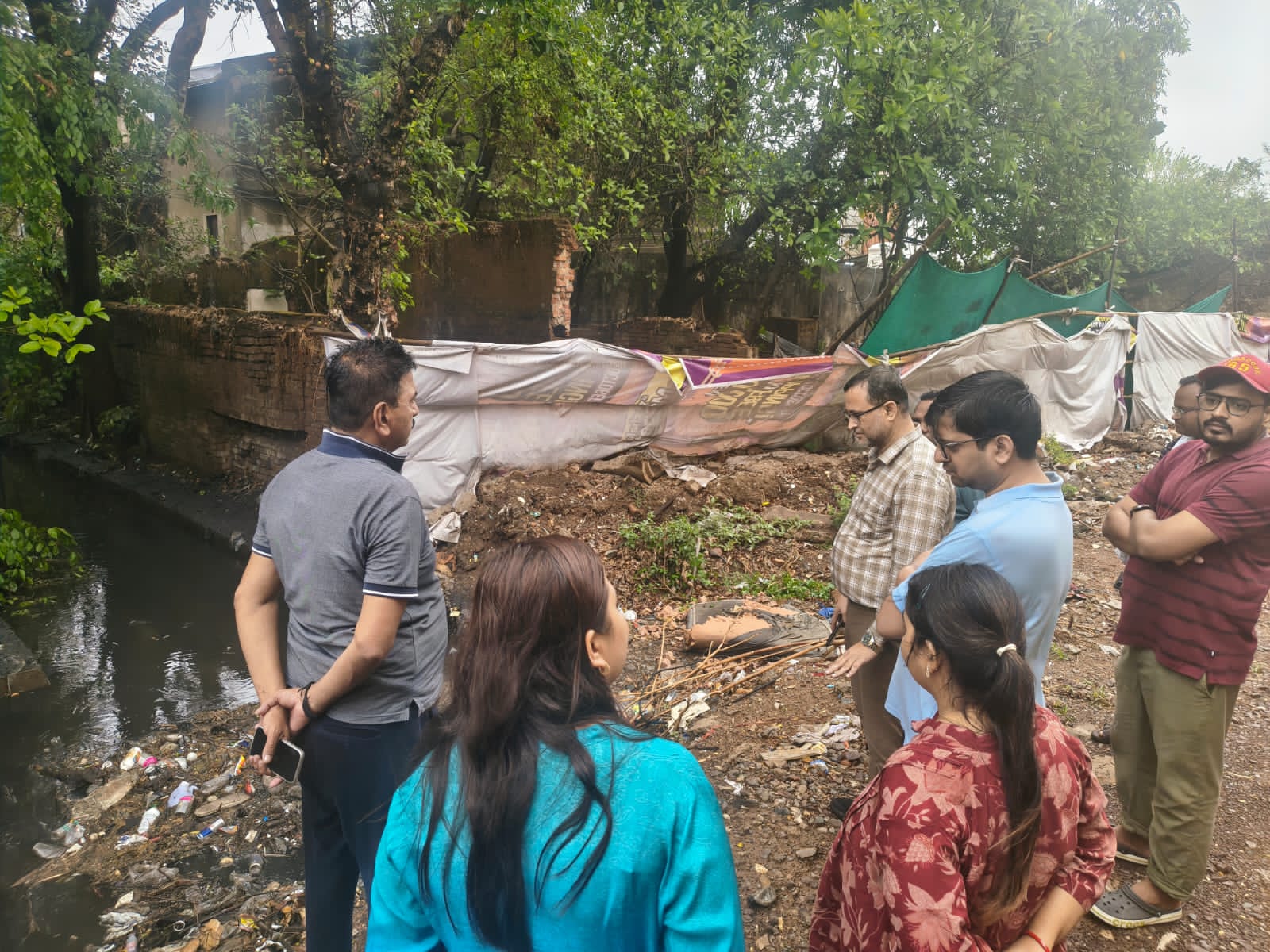 बारिश के बीच सड़कों पर उतरे निगम आयुक्त: प्रोफेसर कॉलोनी से बूढ़ापारा तक नालों का किया निरीक्षण, जलभराव होने पर अधिकारियों को लगाई फटकार