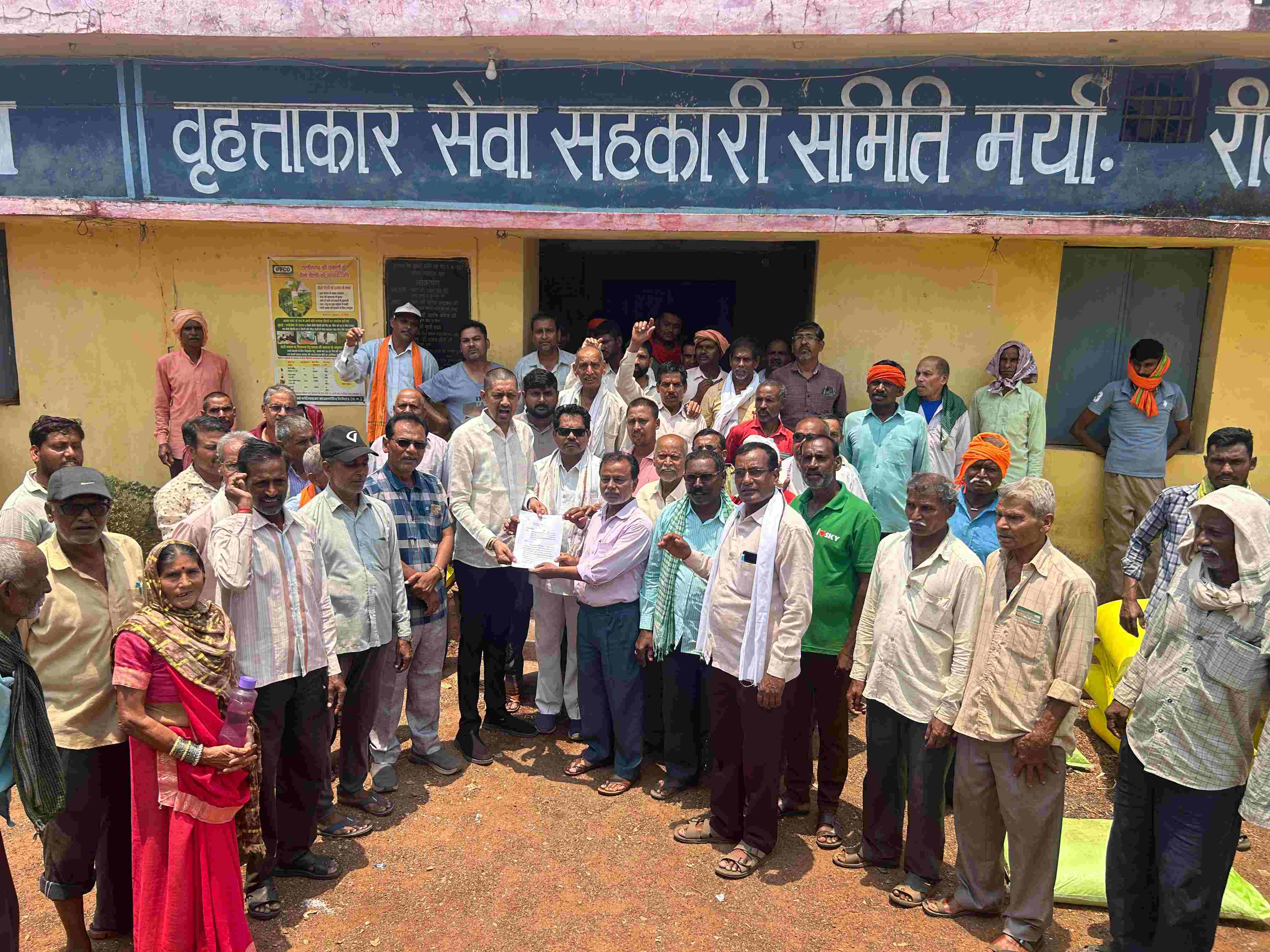 Arang News: खाद कटौती के विरोध में किसानों का रीवा में धरना, वतन चं...