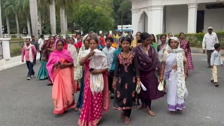छत्तीसगढ़ में ₹9.27 करोड़ का सोना जब्त: कार में गुप्त चैंबर बनाकर ले जा रहे थे गुजरात, पुलिस हिरासत में 3 आरोपी