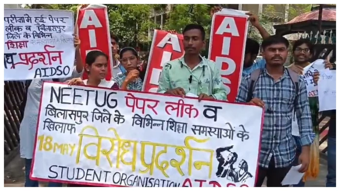 यूनिवर्सिटी में रिजल्ट को लेकर हंगामा: छात्रों को मिले 0 और 2 नंबर, साल में 8 बार फीस वसूली से भड़के छात्र