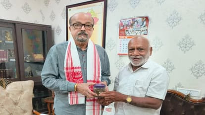 अहम मुलाकात: राज्यपाल रमेन डेका से मिले चाय व्यापारी संघ के उपाध्यक्ष महेंद्र कुमार बागड़ोदिया, छत्तीसगढ़ में 'टी इंडस्ट्री' की संभावनाओं पर हुई चर्चा