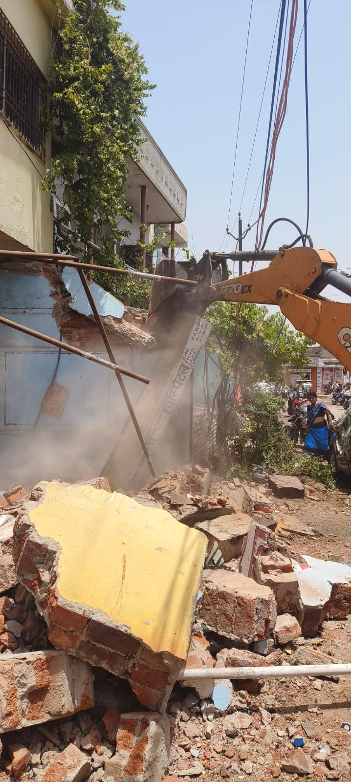 सड़क चौड़ीकरण और नाली निर्माण पर चला निगम का बुलडोजर, गोगांव में 17 अवैध अतिक्रमण हटाए गए
