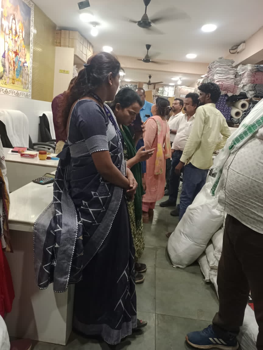 टीम प्रहरी का बड़ा एक्शन: डुमरतराई थोक मंडी से 25 किलो प्रतिबंधित प्लास्टिक जब्त, देवपुरी शराब भट्टी में गंदगी मिलने पर लगा भारी जुर्माना