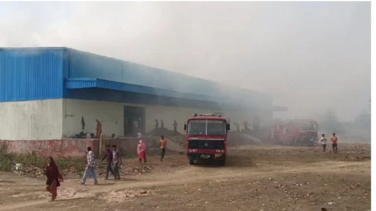 अग्निकांड: सरगीपाल तेंदूपत्ता गोदाम धू-धू कर जला, दमकल की गाड़ियां ...