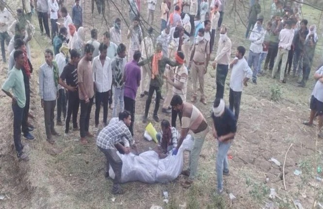 दिल दहला देने वाली वारदात: खेत में बोरी के अंदर कई टुकड़ों में मिला युवक का शव, बदबू फैलने पर हुआ खुलासा