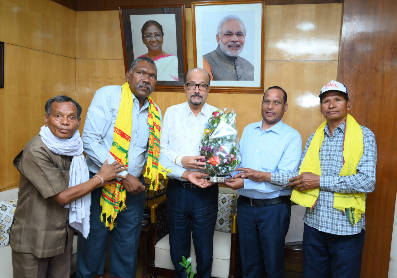 रमेन डेका से मिले अखिल भारतीय गोंडवाना गोंड महासभा के पदाधिकारी, धमतरी के सिंचाई प्रोजेक्ट की गोल्डन जुबली के लिए दिया न्योता
