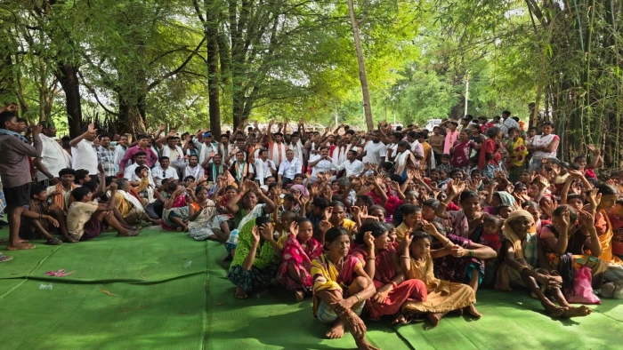 भाजपा को बड़ा झटका! विकास की उपेक्षा से नाराज फूलपाड़ के 450 से अधिक ग्रामीणों ने थामा कांग्रेस का हाथ