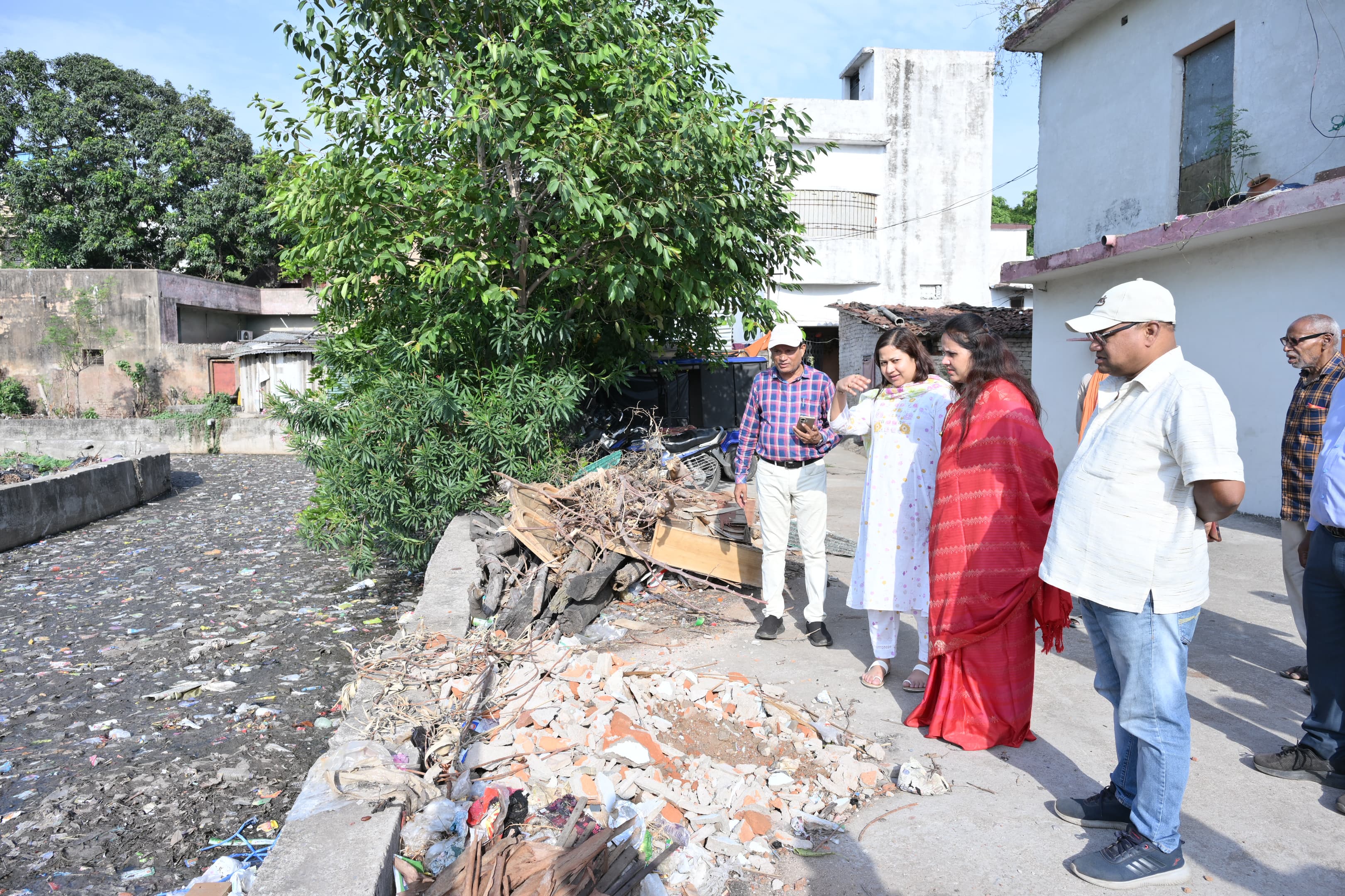 महापौर मीनल चौबे ने भावे नगर बस्ती नाला सफाई का किया निरीक्षण, जलभराव से मुक्ति के लिए दिए निर्देश
