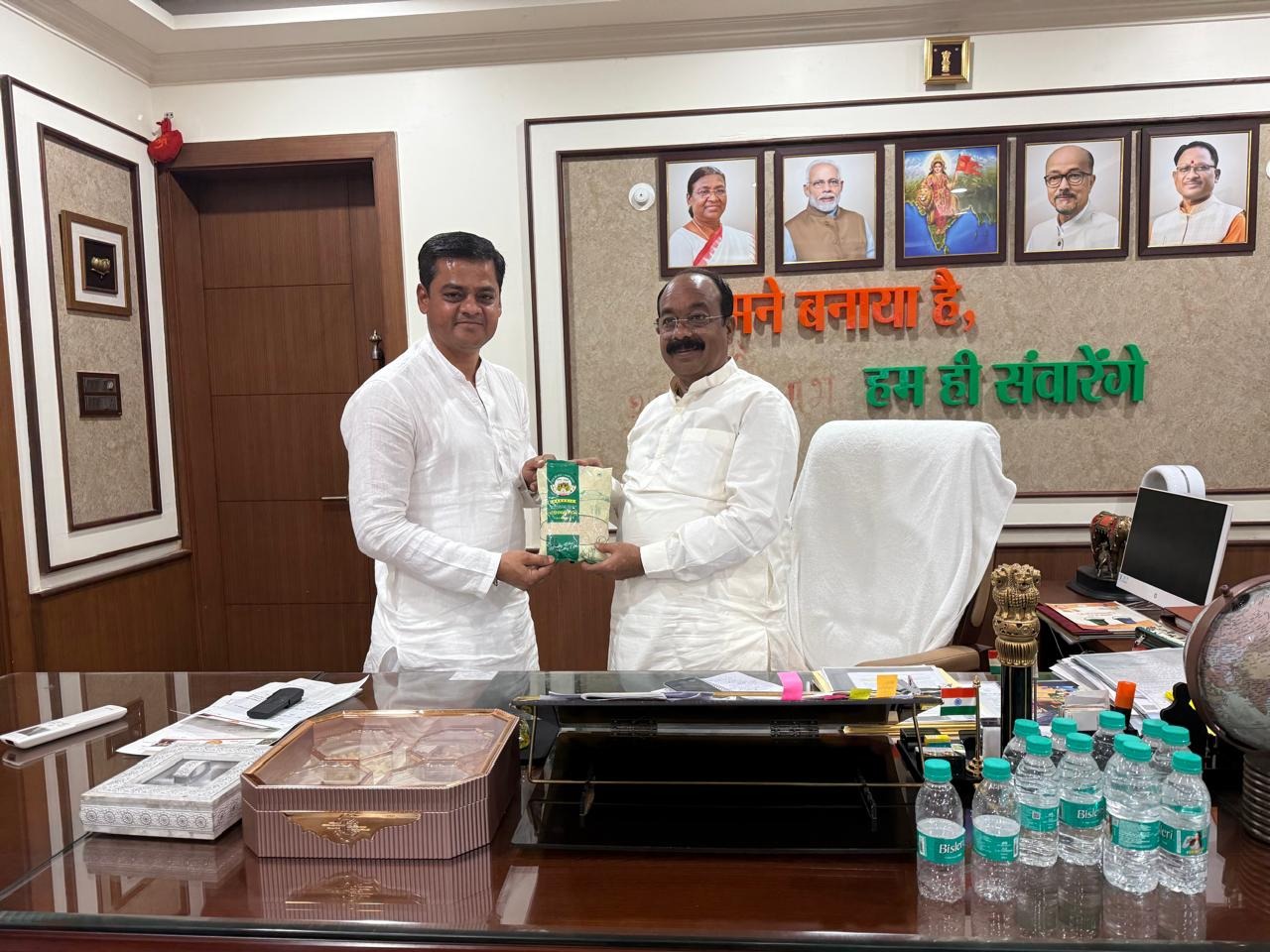 रायपुर तक पहुंची जीपीएम के 'विष्णुभोग चावल' की महक, उप मुख्यमंत्री अरुण साव को भेंट किया गया बिहान दीदियों का खास जैविक उत्पाद