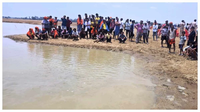 देर रात हुआ दर्दनाक हादसा— छह लोगों ने तैरकर बचाई अपनी जान, डीडीआरएफ (DDRF) की टीम का रेस्क्यू ऑपरेशन लगातार