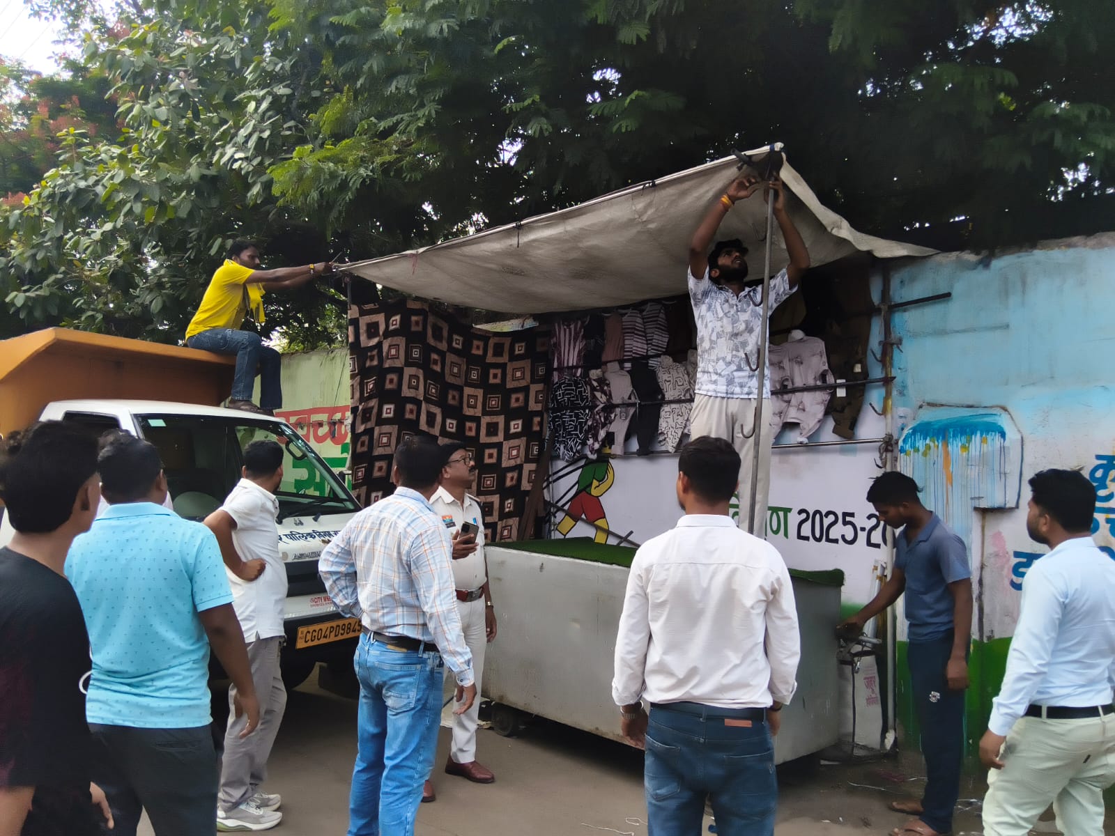 कोटपा एक्ट के तहत बड़ी कार्रवाई: स्कूलों के पास से हटाए गए 25 से ज्यादा पान ठेले, भारी मात्रा में नशीली सामग्रियां जब्त