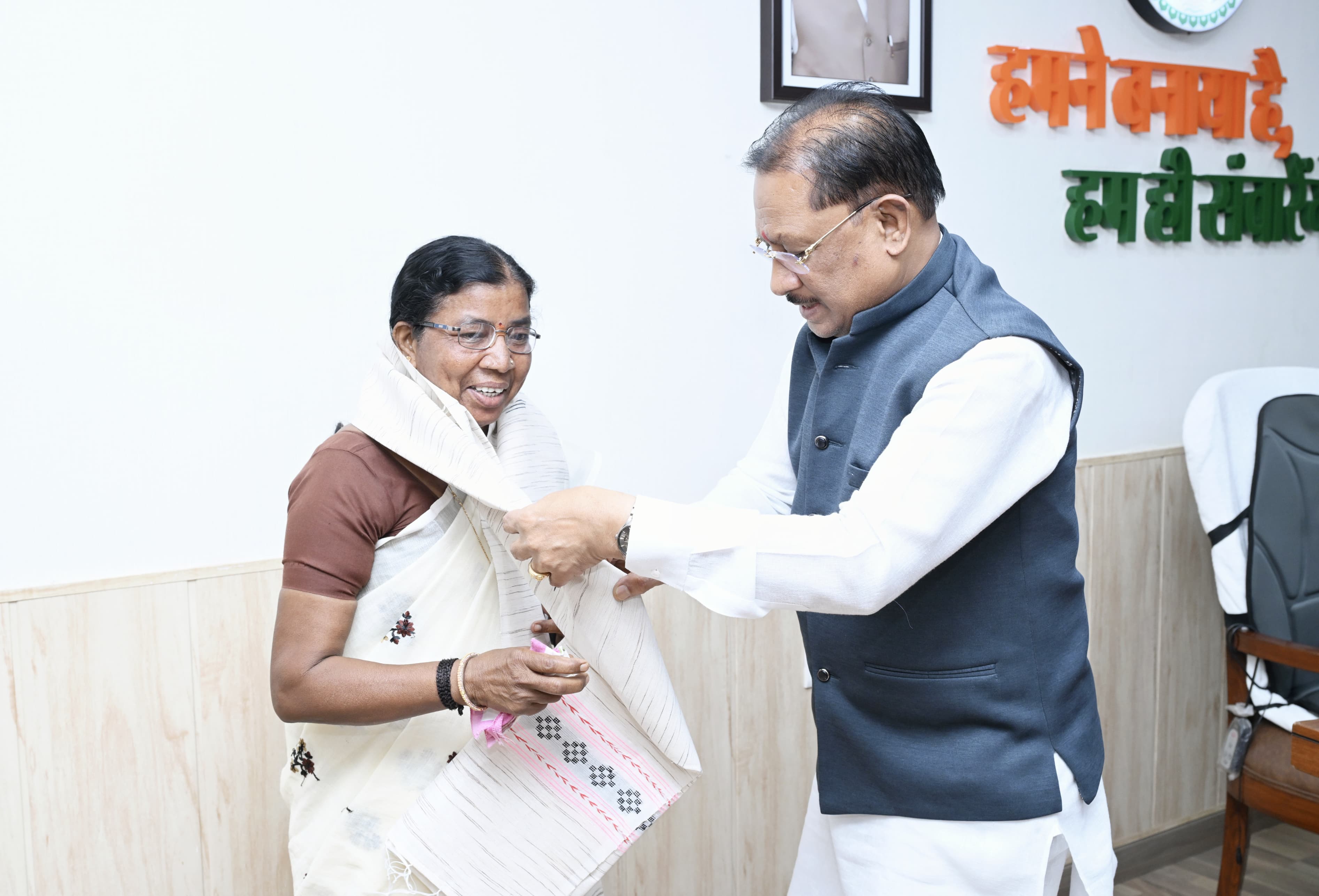 मुख्यमंत्री विष्णु देव साय से पद्मश्री डॉ. बुधरी ताती की मुलाकात, जनजातीय संस्कृति और महिला सशक्तिकरण पर हुई चर्चा