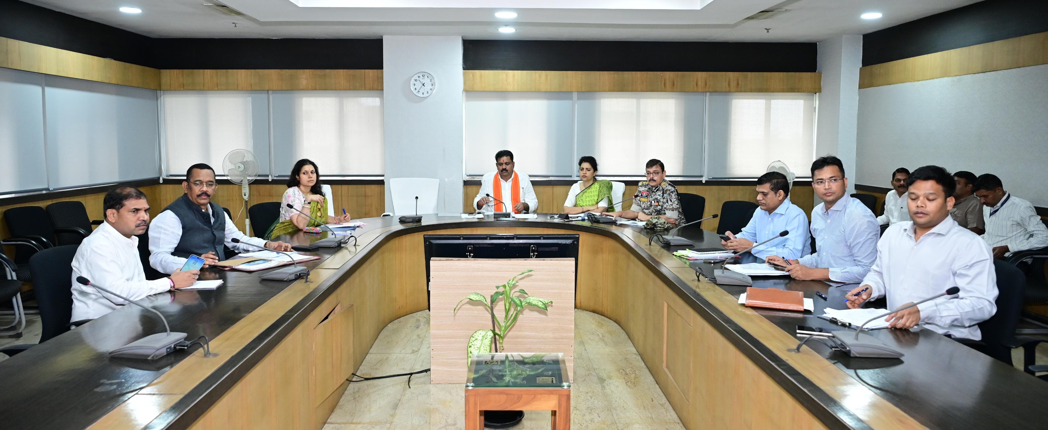 नक्सल प्रभावित जिलों में विकास और पुनर्वास को मिलेगी रफ्तार, उप मुख्यमंत्री विजय शर्मा ने दिए बड़े निर्देश