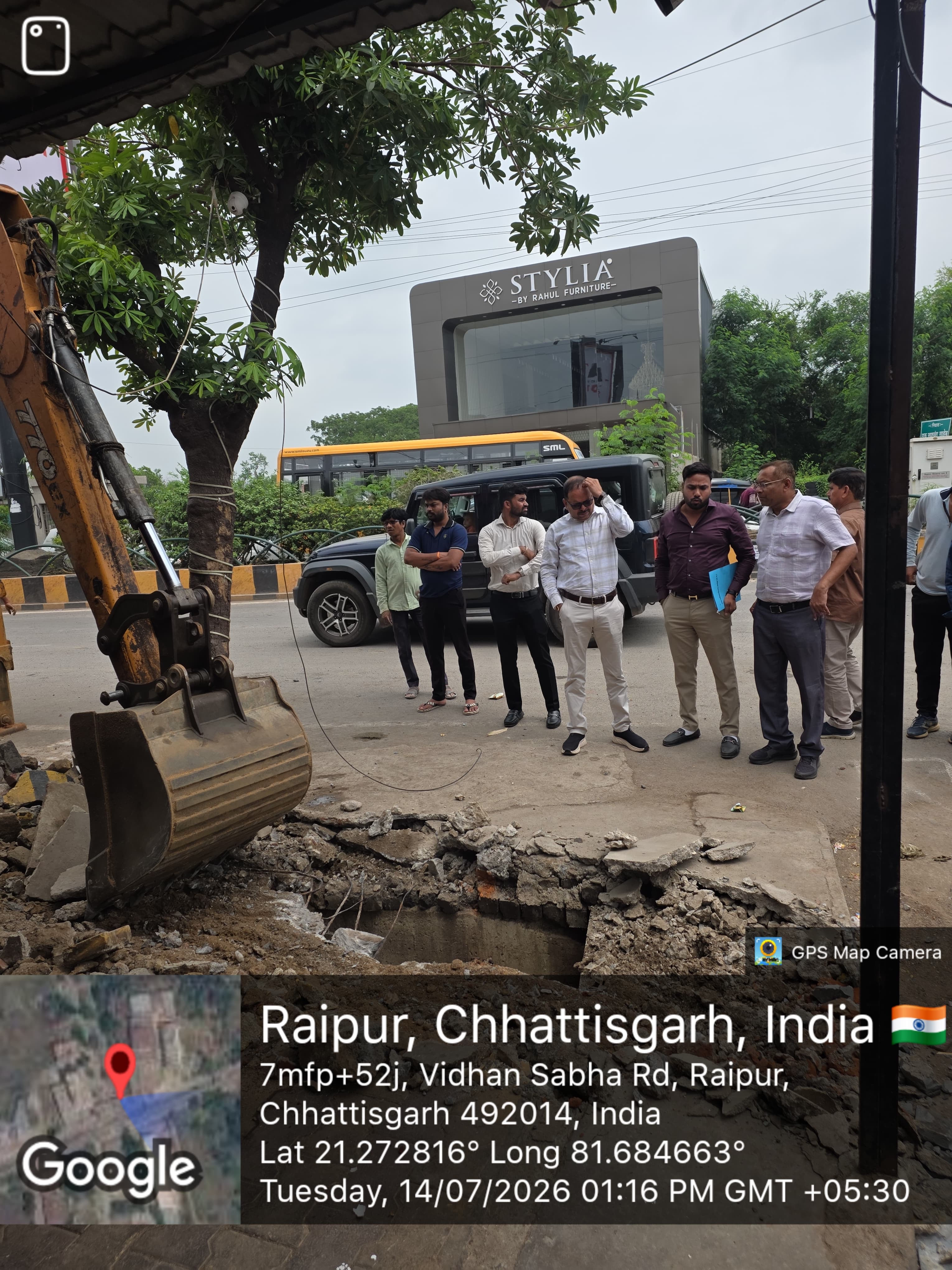रायपुर विधानसभा मार्ग पर नगर निगम का बुलडोजर, जलभराव और जाम से मुक्ति के लिए तोड़े गए 5 अवैध पाटे