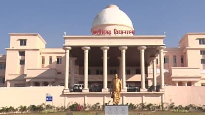 नकटी बुलडोजर कार्रवाई पर विधानसभा में बवाल, स्थगन प्रस्ताव खारिज होने के बाद विपक्ष का वॉकआउट