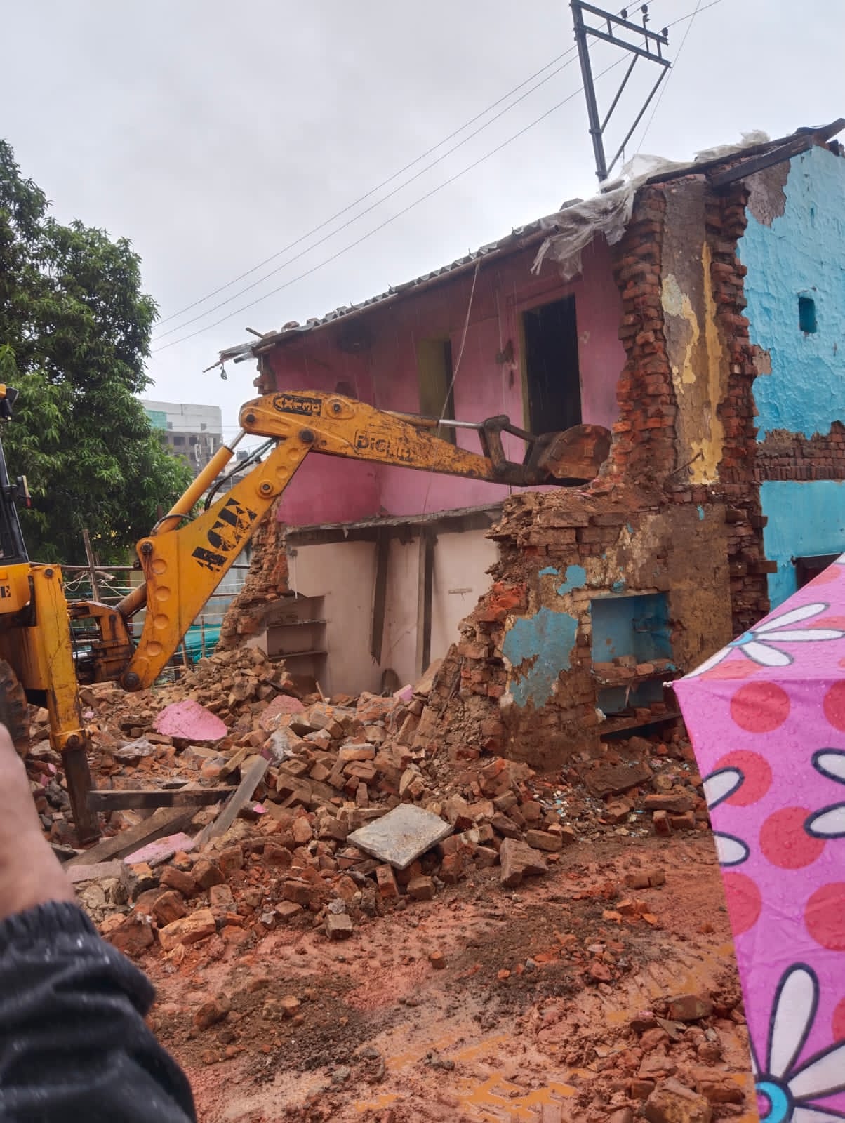 रेलवे स्टेशन मार्ग पर जर्जर भवन ढहाया गया, नगर निगम ने जनहित में की कार्रवाई