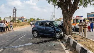 तेज रफ्तार कार हादसा: डिवाइडर से टकराने के बाद पेड़ से भिड़ी कार, 2...