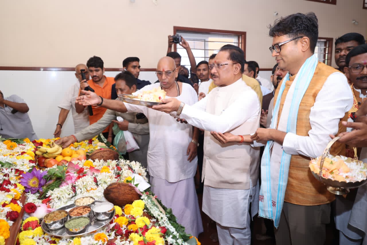 CG News: गुरु पूर्णिमा पर अघोर गुरु पीठ पहुंचे मुख्यमंत्री विष्णुदेव साय, बाबा प्रियदर्शी राम से लिया आशीर्वाद