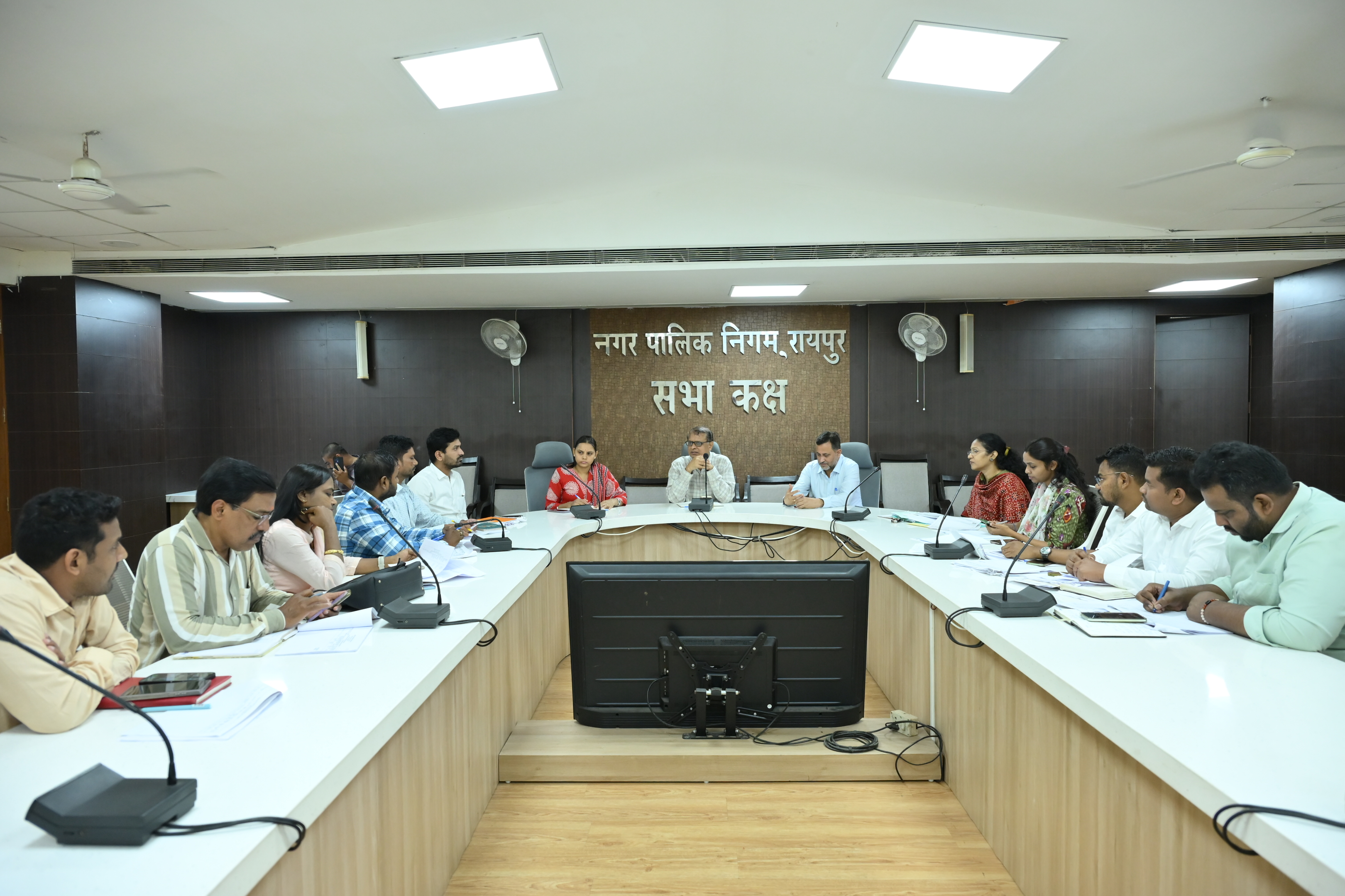 बारिश में जलभराव और शुद्ध पेयजल पर दें प्राथमिकता, विकास कार्य समयसीमा में पूरे करें: लोकेश्वर साहू