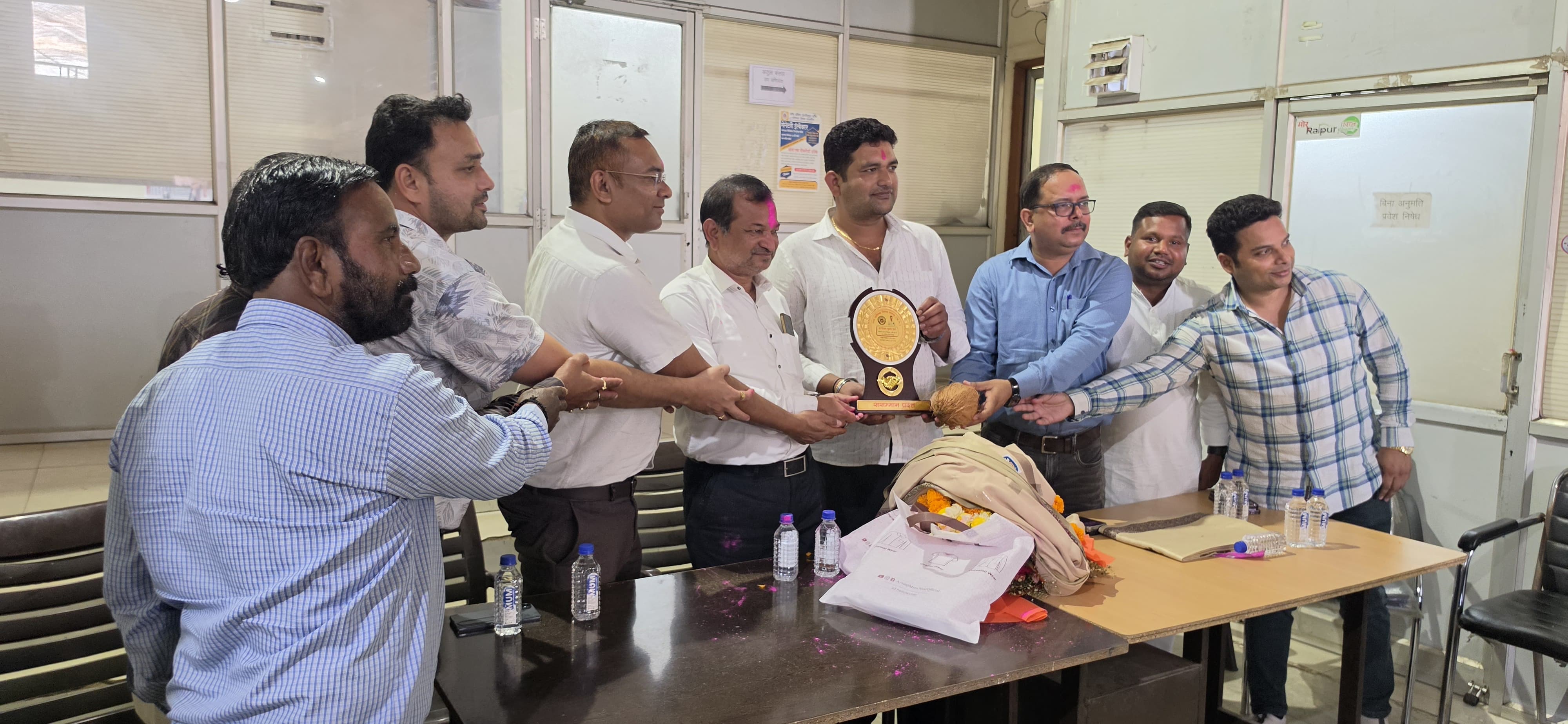31 वर्षों की सेवा के बाद सहायक राजस्व निरीक्षक विनय वर्मा सेवानिवृत्त, नगर निगम जोन-9 में हुआ सम्मान