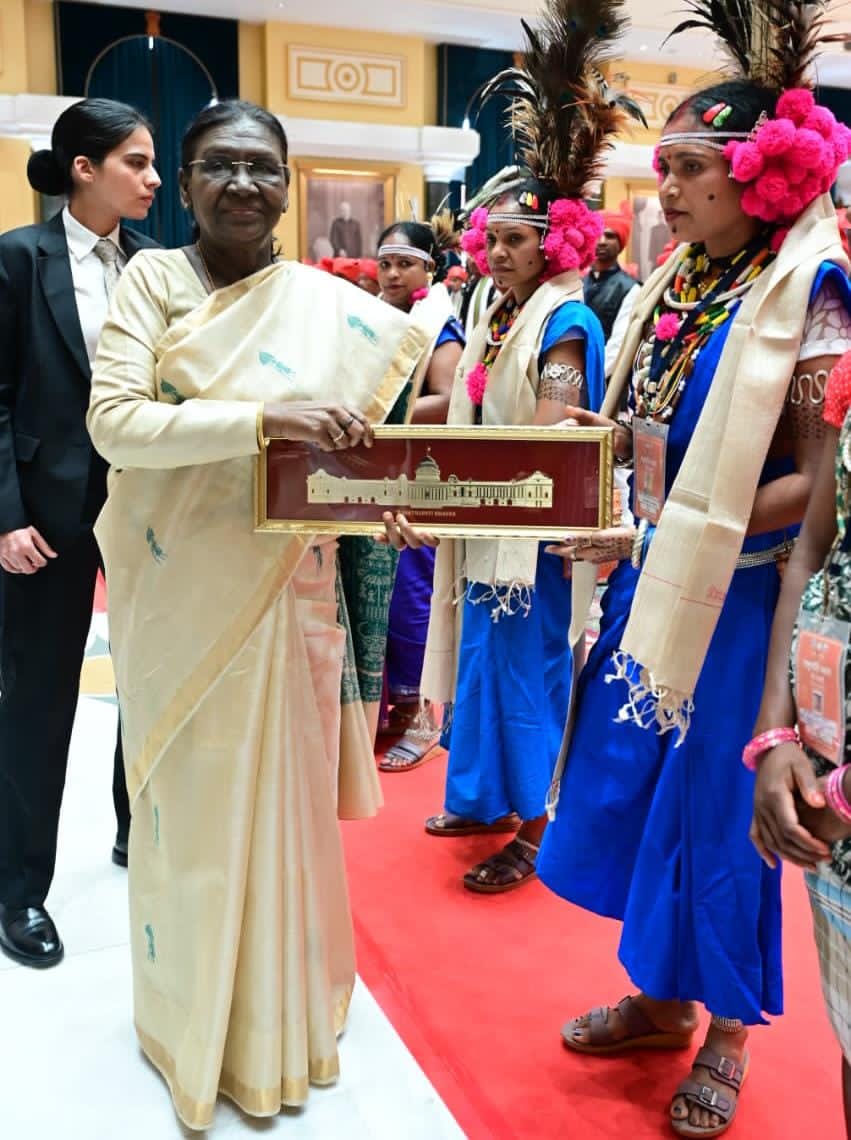 राष्ट्रपति भवन में गूंजी बस्तर की जनजातीय संस्कृति, मांझी-चालकी और ‘बस्तर पंडुम’ विजेताओं ने राष्ट्रपति से की मुलाकात