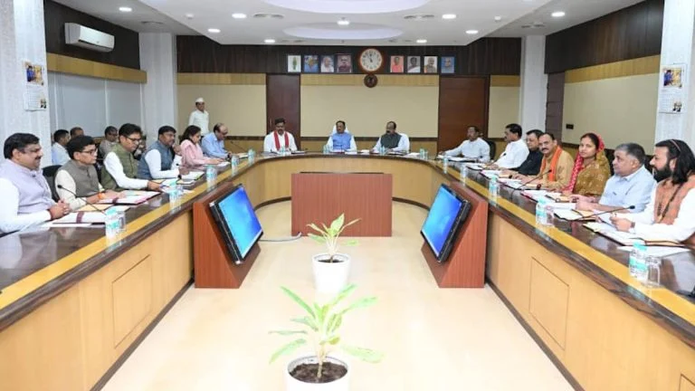 छत्तीसगढ़ कैबिनेट के बड़े फैसले: AI मिशन को मंजूरी, BEML प्लांट के लिए जमीन, गांवों में सड़क निर्माण के नियम बदले