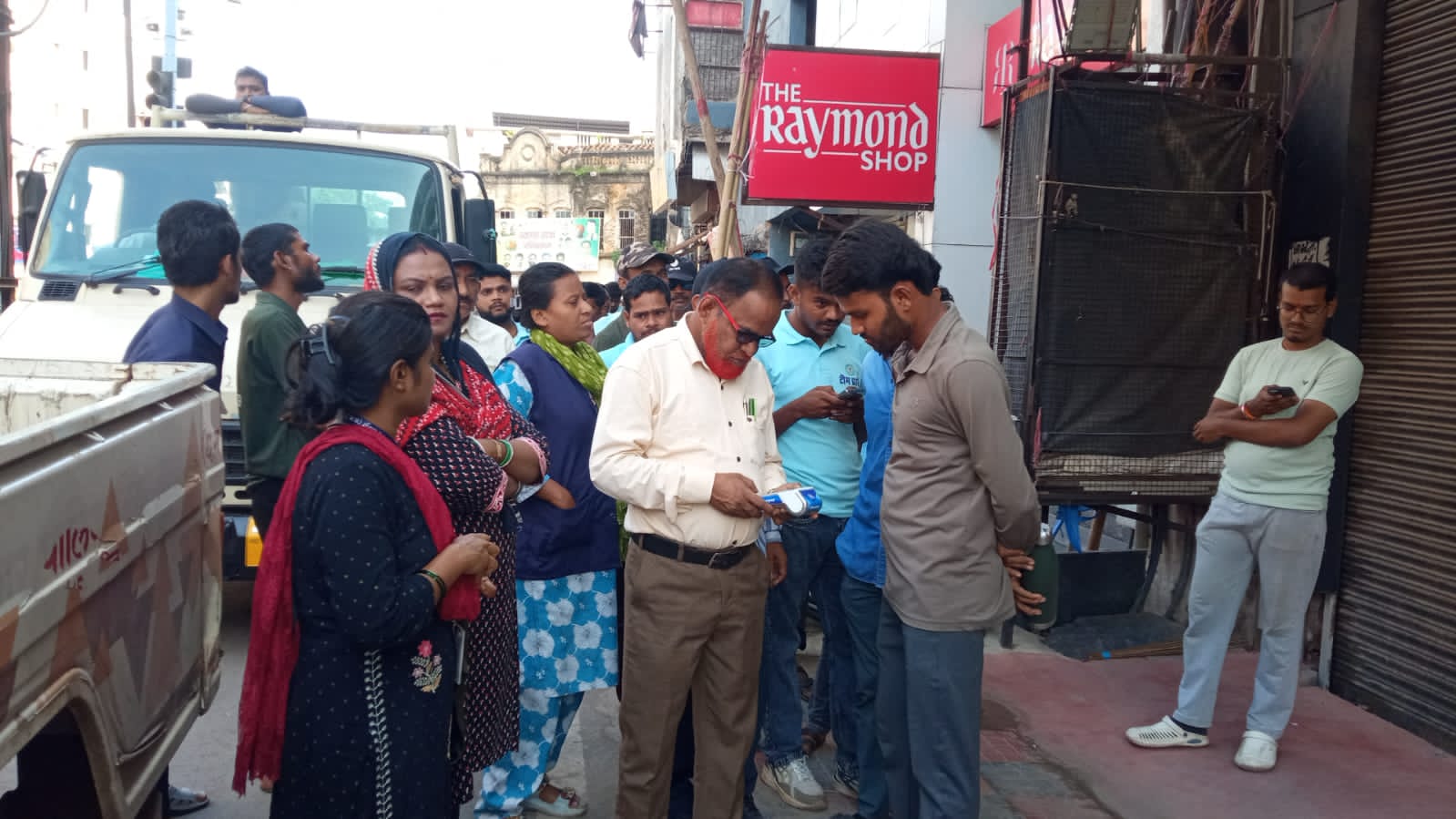 बैजनाथपारा मुख्य मार्ग पर अतिक्रमण के खिलाफ कार्रवाई, दुकानदारों से...