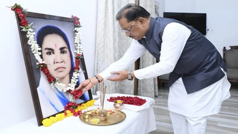 छत्तीसगढ़ की प्रथम महिला सांसद मिनीमाता की पुण्यतिथि पर CM साय ने किया नमन, बोले- सेवाभावी व्यक्तित्व सदैव देता रहेगा प्रेरणा