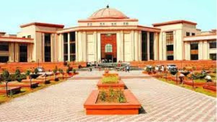 छत्तीसगढ़ में सड़क सुरक्षा पर हाईकोर्ट सख्त, टोल प्लाजा पर ट्रकों की कतार पर मांगा जवाब