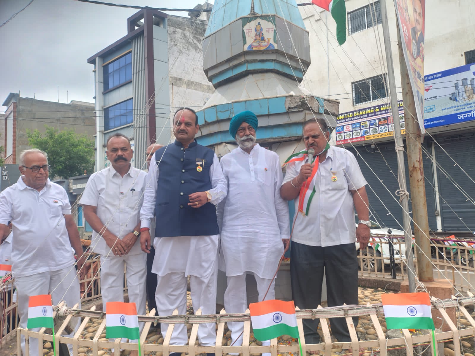झूलेलाल चौक नहरपारा में सभापति सूर्यकांत राठौड़ ने फहराया तिरंगा, सौंदर्यीकरण का दिया भरोसा