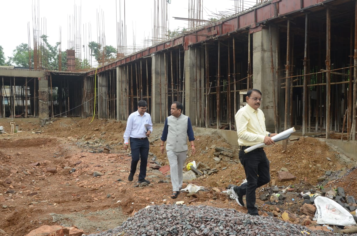 Raipur News: कलेक्टर ने निर्माणाधीन कंपोजिट बिल्डिंग का किया निरीक्षण, गुणवत्तापूर्ण निर्माण के दिए निर्देश