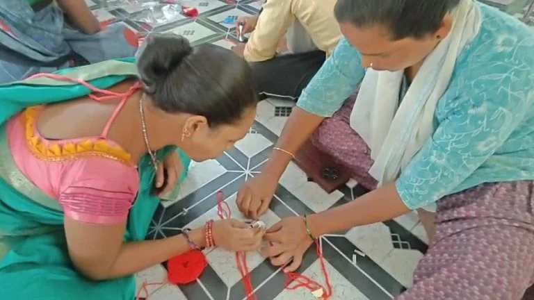 बंदूक छोड़ अब राखी बना रहे आत्मसमर्पित नक्सली, पुनर्वास केंद्र में तैयार हुई 700 से ज्यादा राखियां