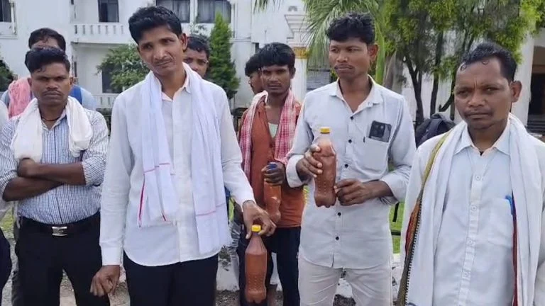 विकास के दावों के बीच लाल पानी की बोतल लेकर कलेक्टोरेट पहुंचे ग्रामीण, कलेक्टर से नहीं हो सकी मुलाकात