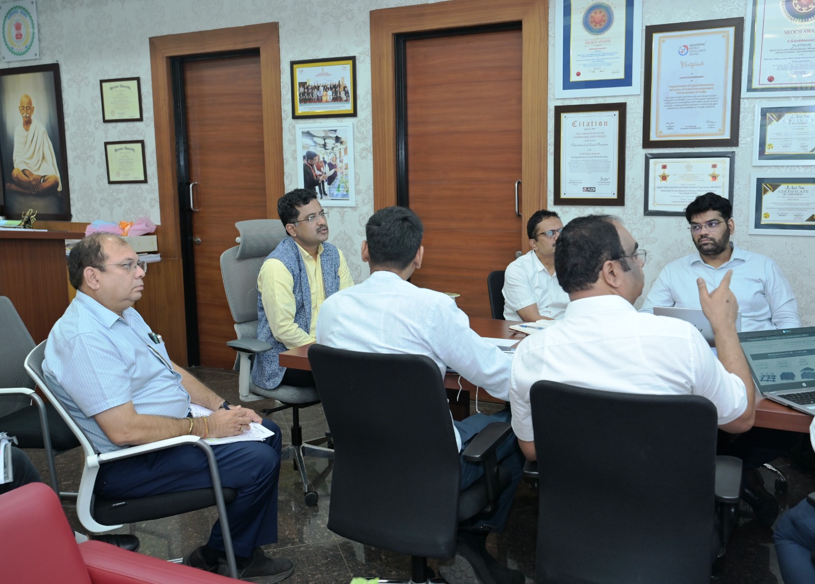 Urban Development: ई-बस, पीएम आवास और वेस्ट-टू-एनर्जी योजनाओं की समीक्षा, समयबद्ध क्रियान्वयन पर जोर