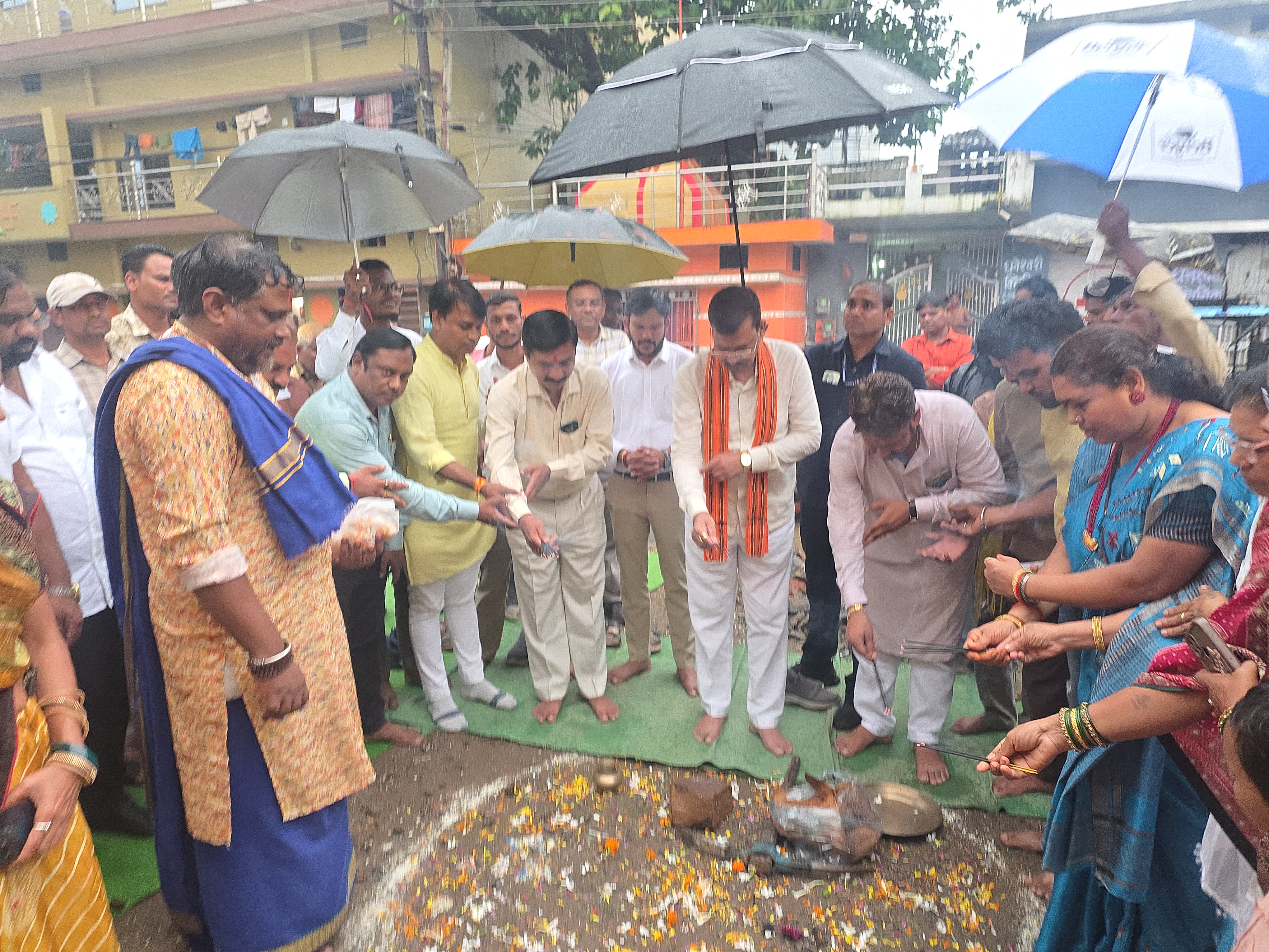 Raipur Development: दलदल सिवनी में 9.98 लाख की लागत से बनेगा नया रंगमंच, विधायक मोतीलाल साहू ने किया भूमिपूजन