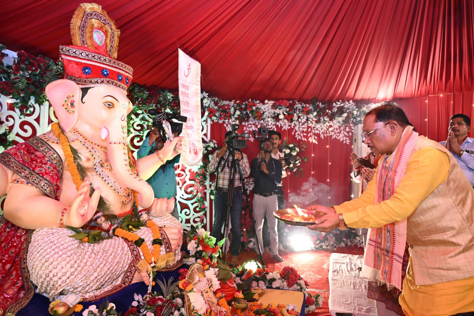 Raipur Ganesh Chaturthi News: मुख्यमंत्री निवास में विराजे गणपति, CM साय ने परिवार संग की पूजा-अर्चना