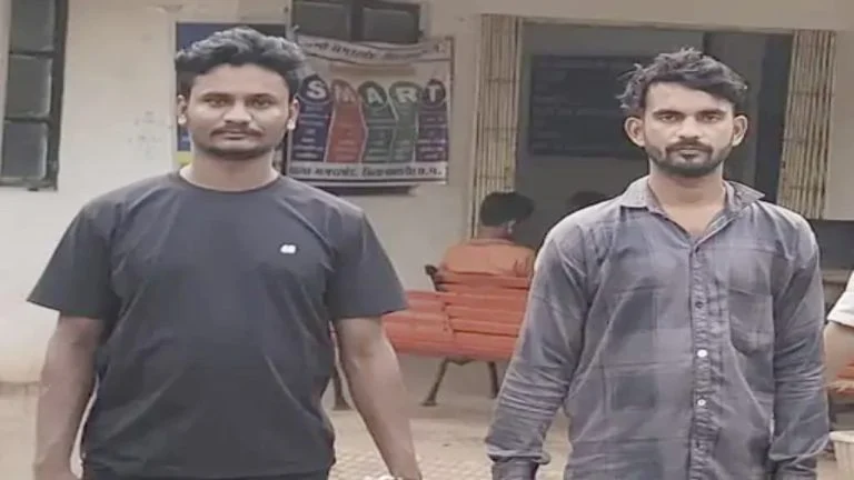 Crime News: पुलिसकर्मी बनकर पिकअप सवारों को रोका, 43 हजार की लूट; फरार दो आरोपी गिरफ्तार
