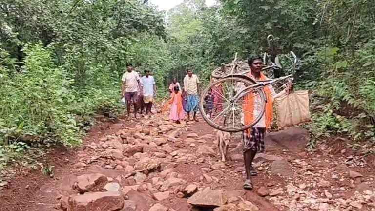 Road Crisis: अबूझमाड़ के गुमियाबेड़ा गांव में 30 साल से सड़क का इंतजार, हर बारिश में ग्रामीण खुद बनाते हैं रास्ता