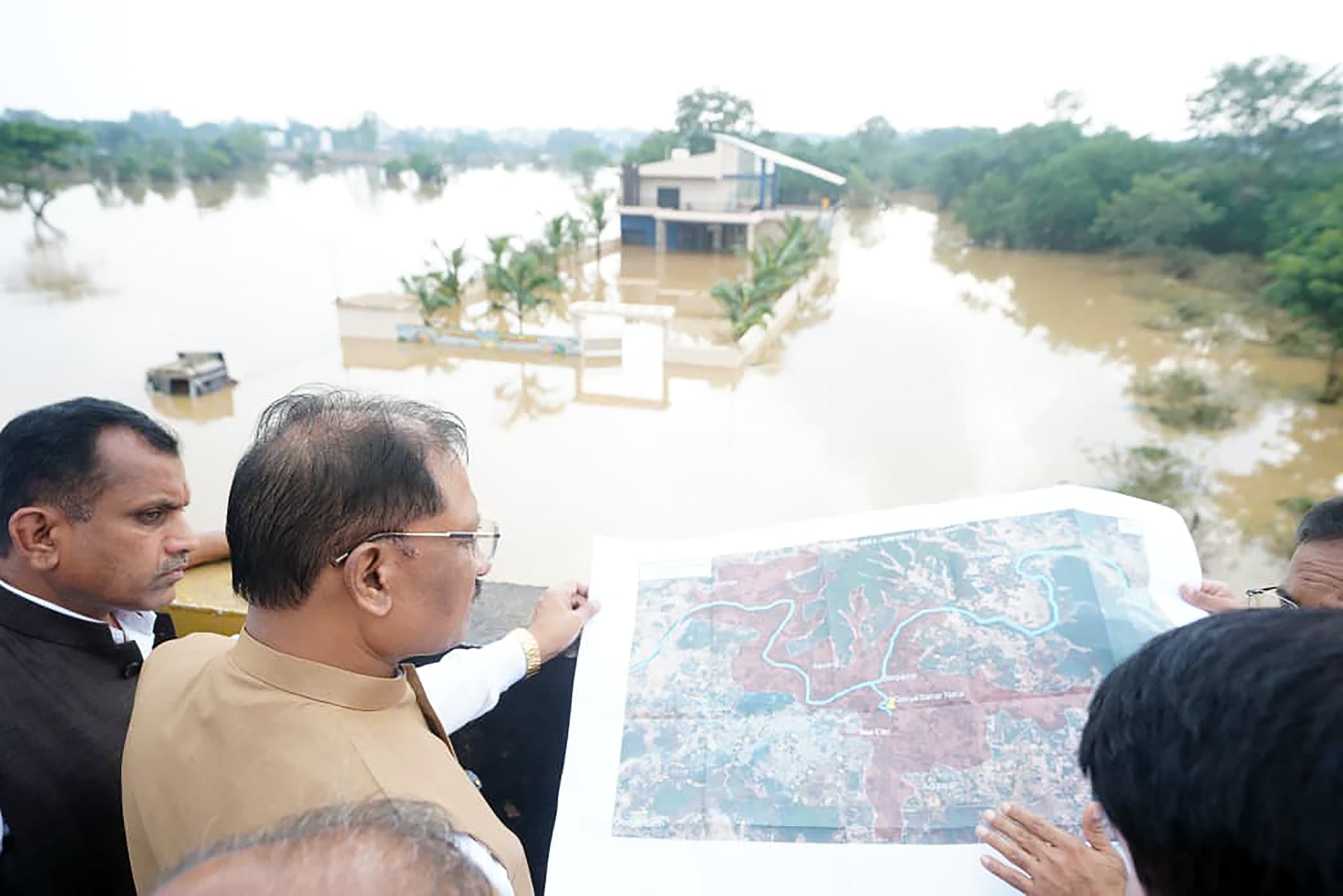 Bastar Flood Relief: बाढ़ प्रभावितों से मिले CM साय, हर परिवार को 1...