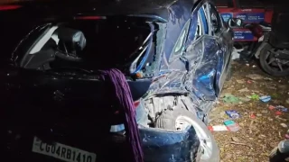 नशे में धुत युवकों की तेज रफ्तार स्कोडा कार ने मचाया कहर, भीषण हादसे में बुजुर्ग की मौत; महिला और दो बच्चे गंभीर रूप से घायल